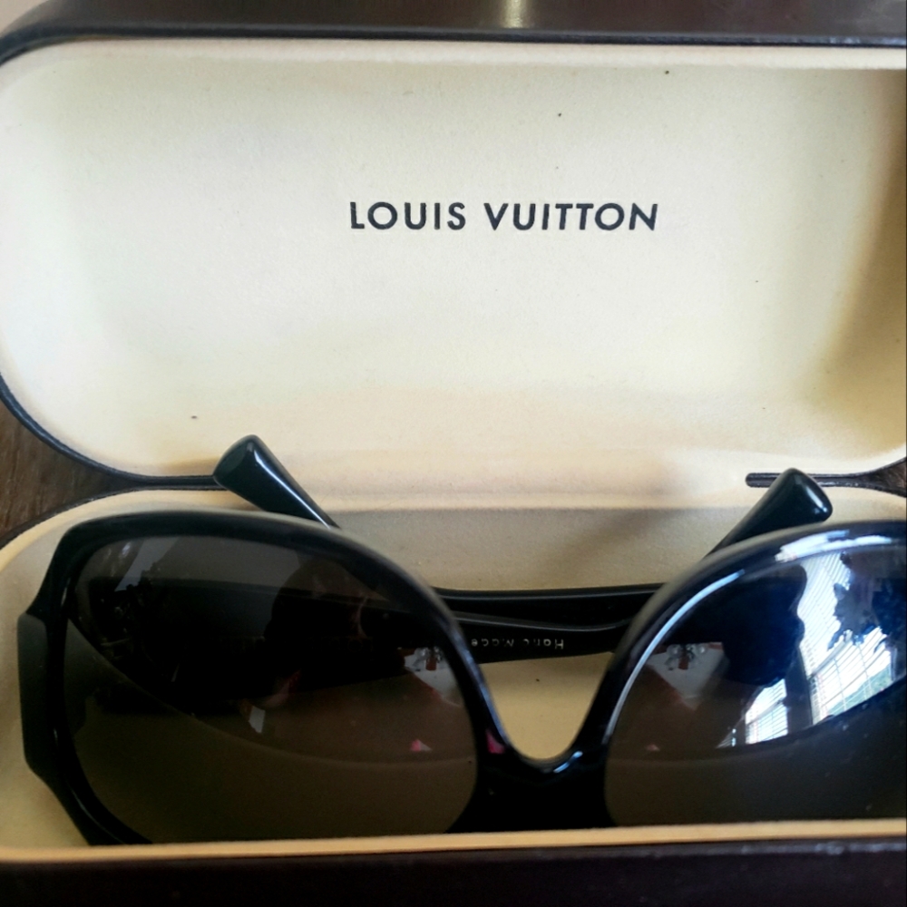ORIGINAL LOUISVUITTON SUNGLASSES, ITS THE EXPENSIVE KIND
